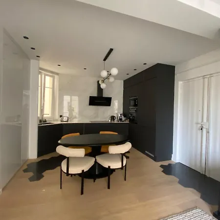 New Design By Architect Quiet Good Location 5 Min Walk From Paris 2 Min From Metro Line 1 And 7 Min From Wood And Apartment Saint-Mande