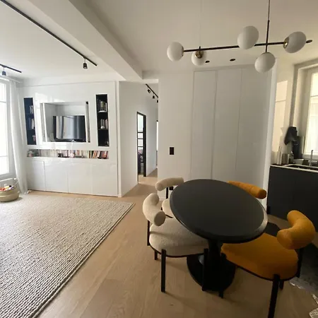 New Design By Architect Quiet Good Location 5 Min Walk From Paris 2 Min From Metro Line 1 And 7 Min From Wood And Apartment